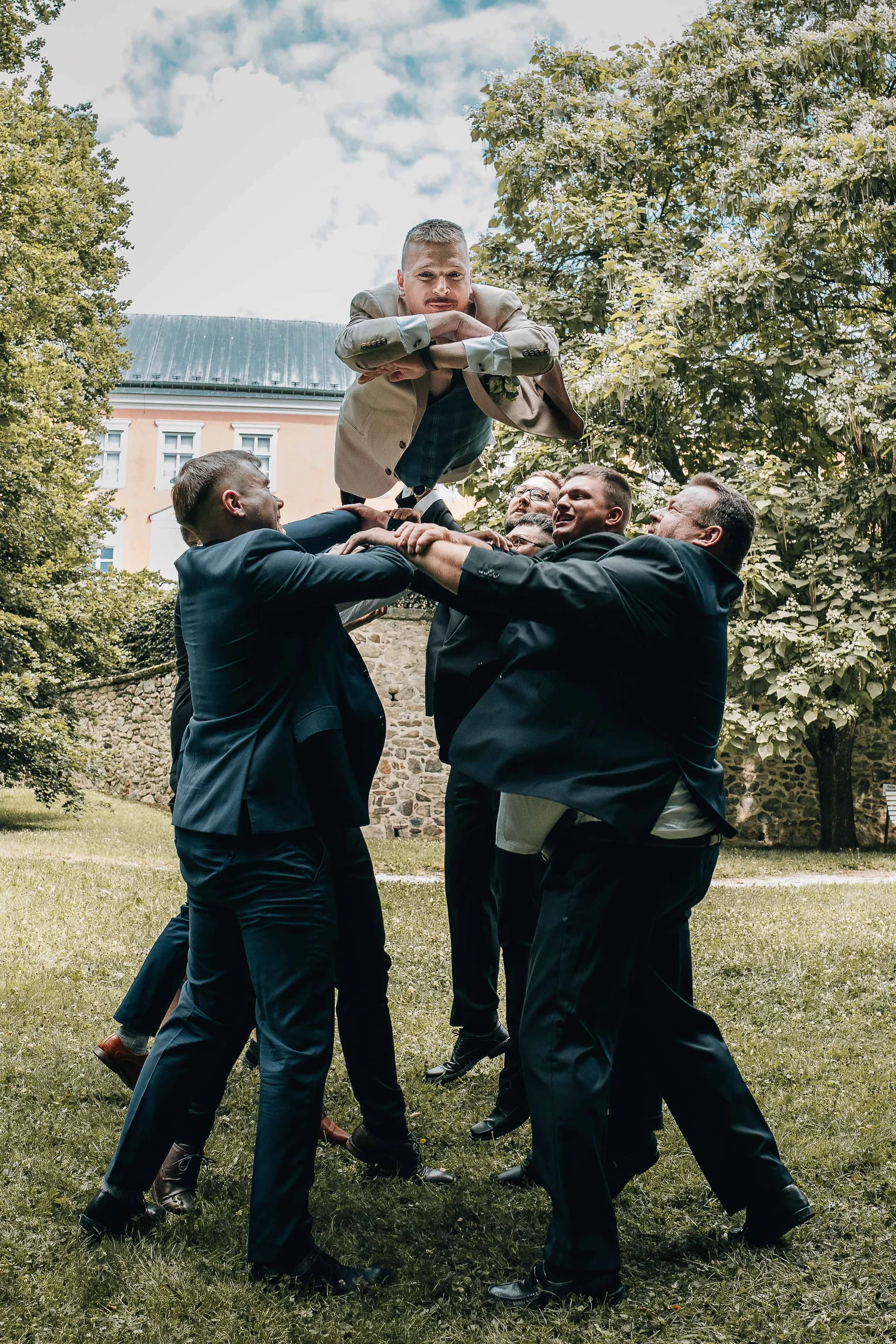 Svatební hosté vyhazují ženicha do vzduchu